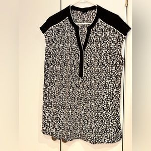 Worthington sleeveless patterned blouse. Size 0X